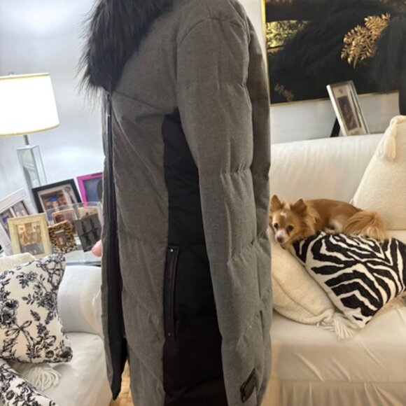 Badgley Mischka stylish puffer coat. - Picture 3 of 9